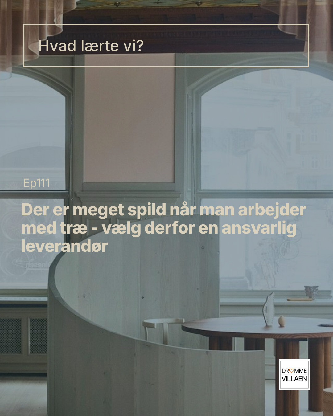 Tekstplakat: “Hvad lærte vi? Der er meget spild når man arbejder med træ – vælg derfor en ansvarlig leverandør”