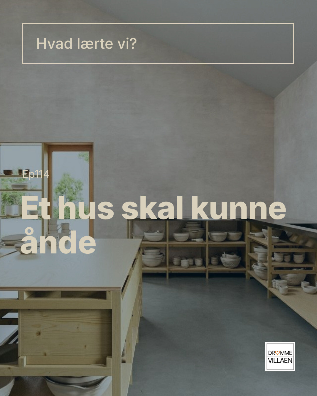 Minimalistisk rum med hylder af keramik og stort bord; tekst: “Hvad lærte vi? Et hus skal kunne ånde”