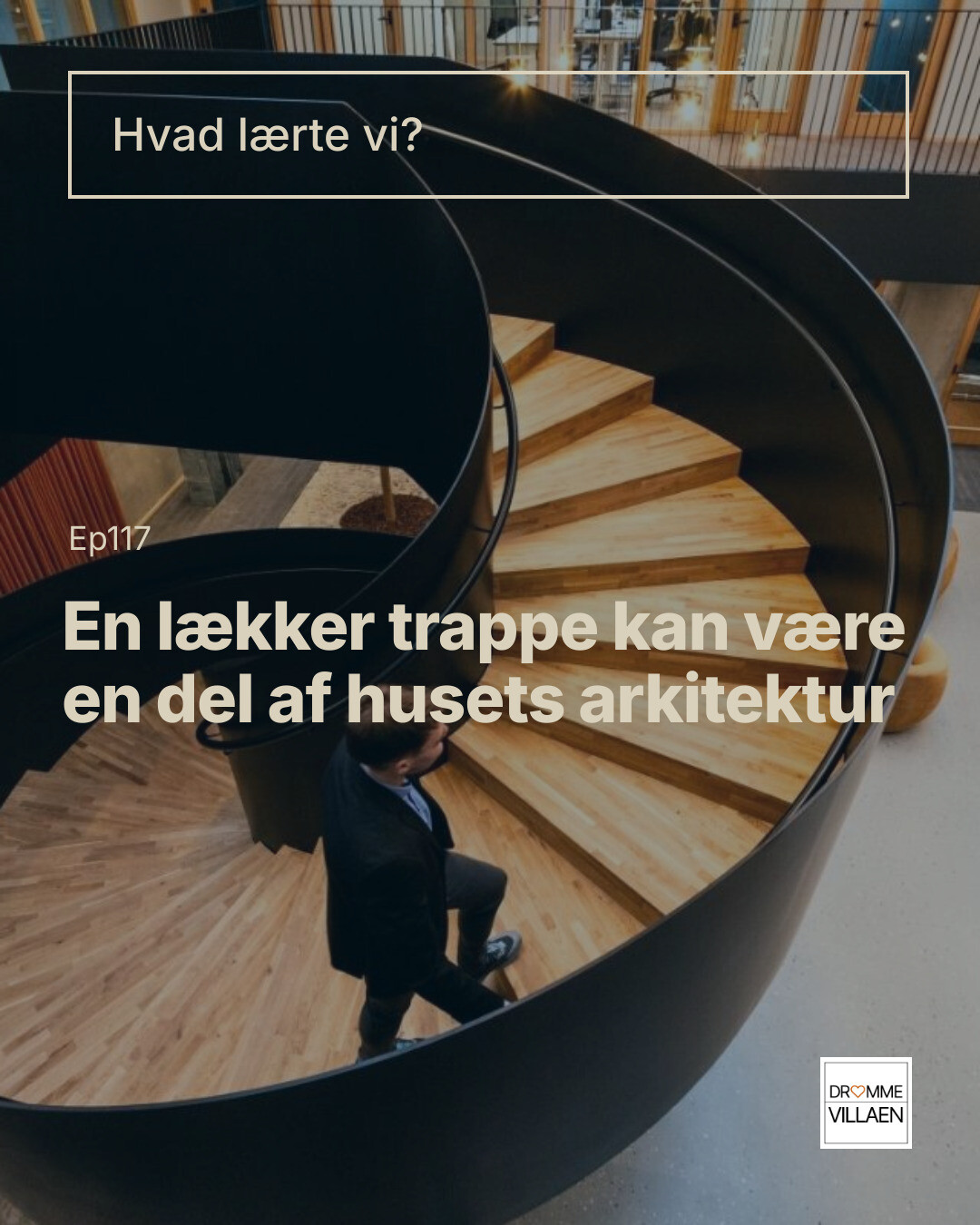 Mand går op ad en moderne spiraltrappe i træ med sort gelænder i et lyst, åbent rum.