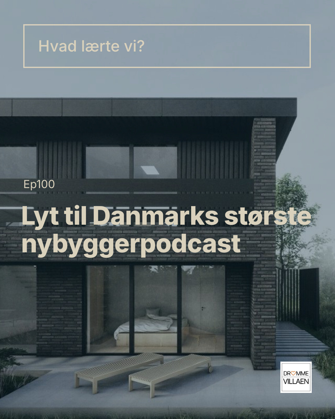 Moderne murstenshus med terrasse og liggestole. Tekst: “Lyt til Danmarks største nybyggerpodcast”, Ep100, “Hvad lærte vi?”