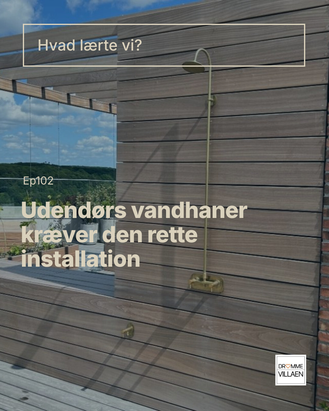 Udendørs bruser og vandhane på trævæg på terrasse med tekst om korrekt installation af udendørshaner.