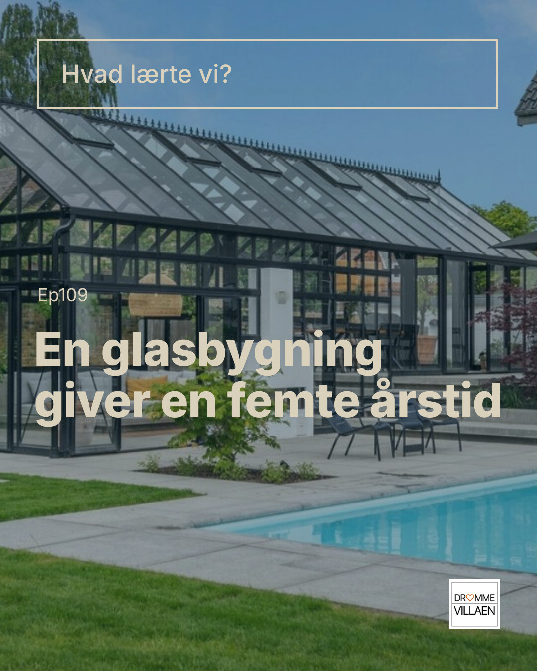 Glasbygning ved pool med tekst: “Hvad lærte vi? En glasbygning giver en femte årstid. Ep109.”