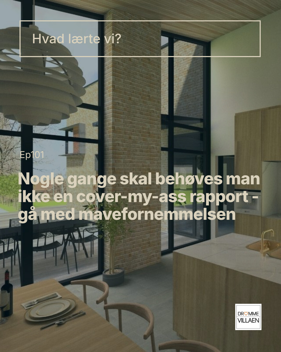 Lys, moderne køkken-alrum med store vinduer og spisebord. Tekst: “Hvad lærte vi? … gå med mavefornemmelsen”.