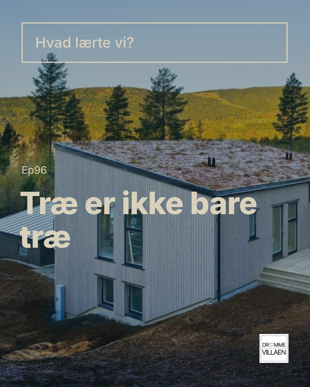 Moderne træhus i skovklædt landskab med teksten “Hvad lærte vi? Træ er ikke bare træ” og “Ep96”.