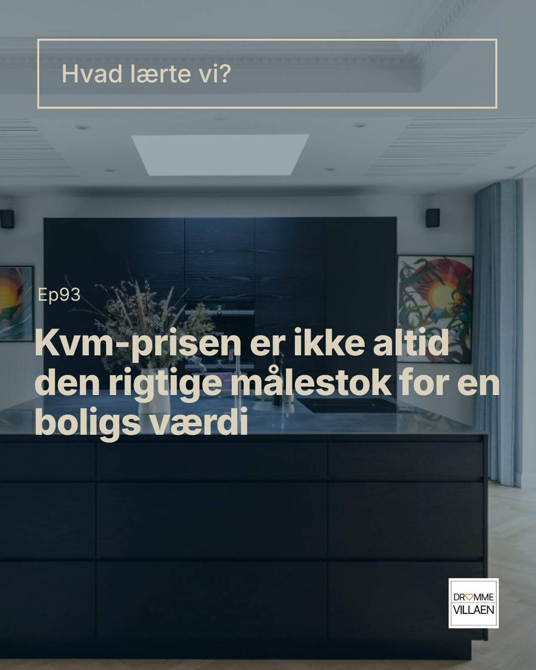 Moderne køkken med tekst: “Kvm-prisen er ikke altid den rigtige målestok for en boligs værdi” (Ep93).