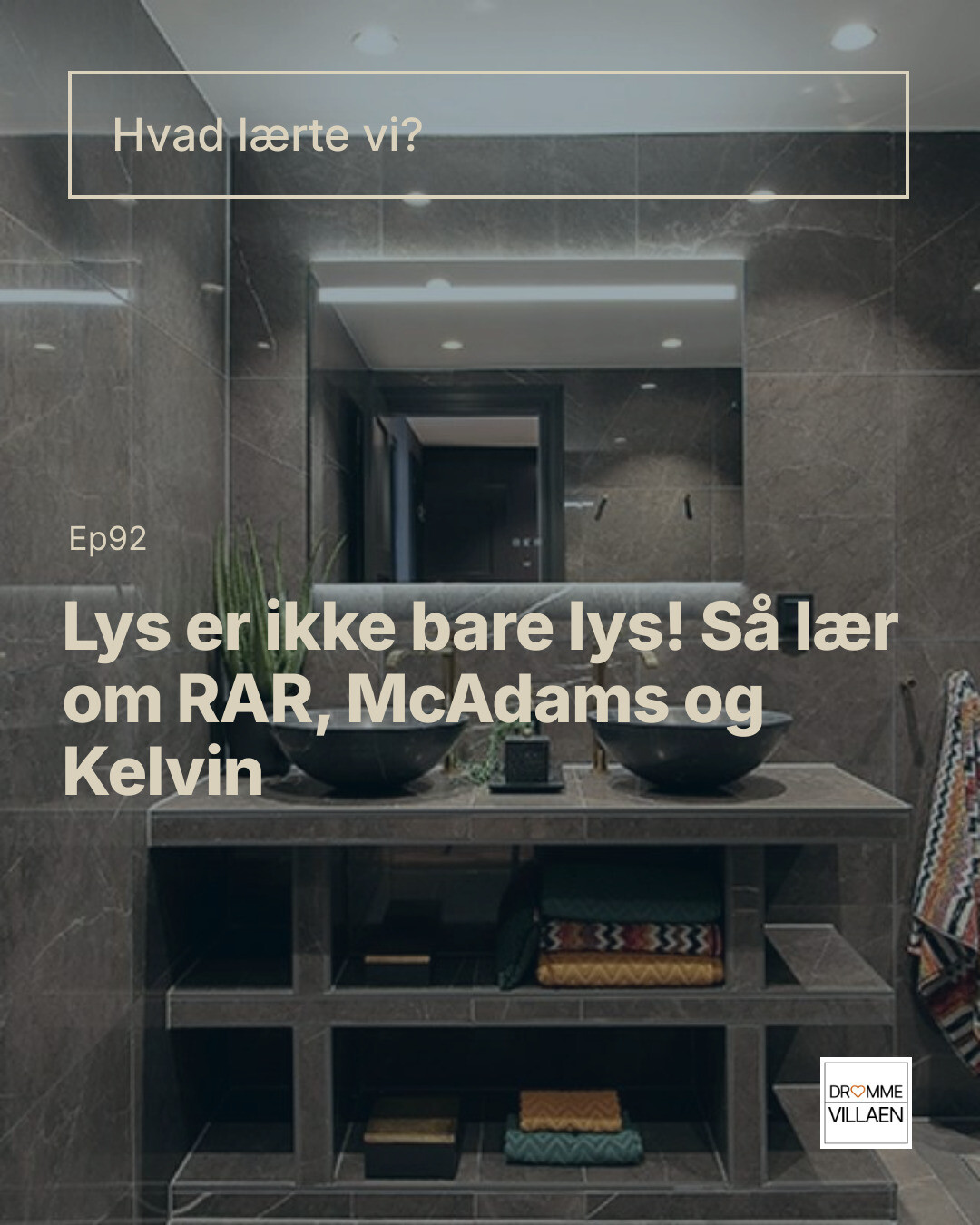 Moderne badeværelse med dobbelthåndvask og spejl. Tekst: “Hvad lærte vi? Lys er ikke bare lys! … RAR, McAdams og Kelvin”