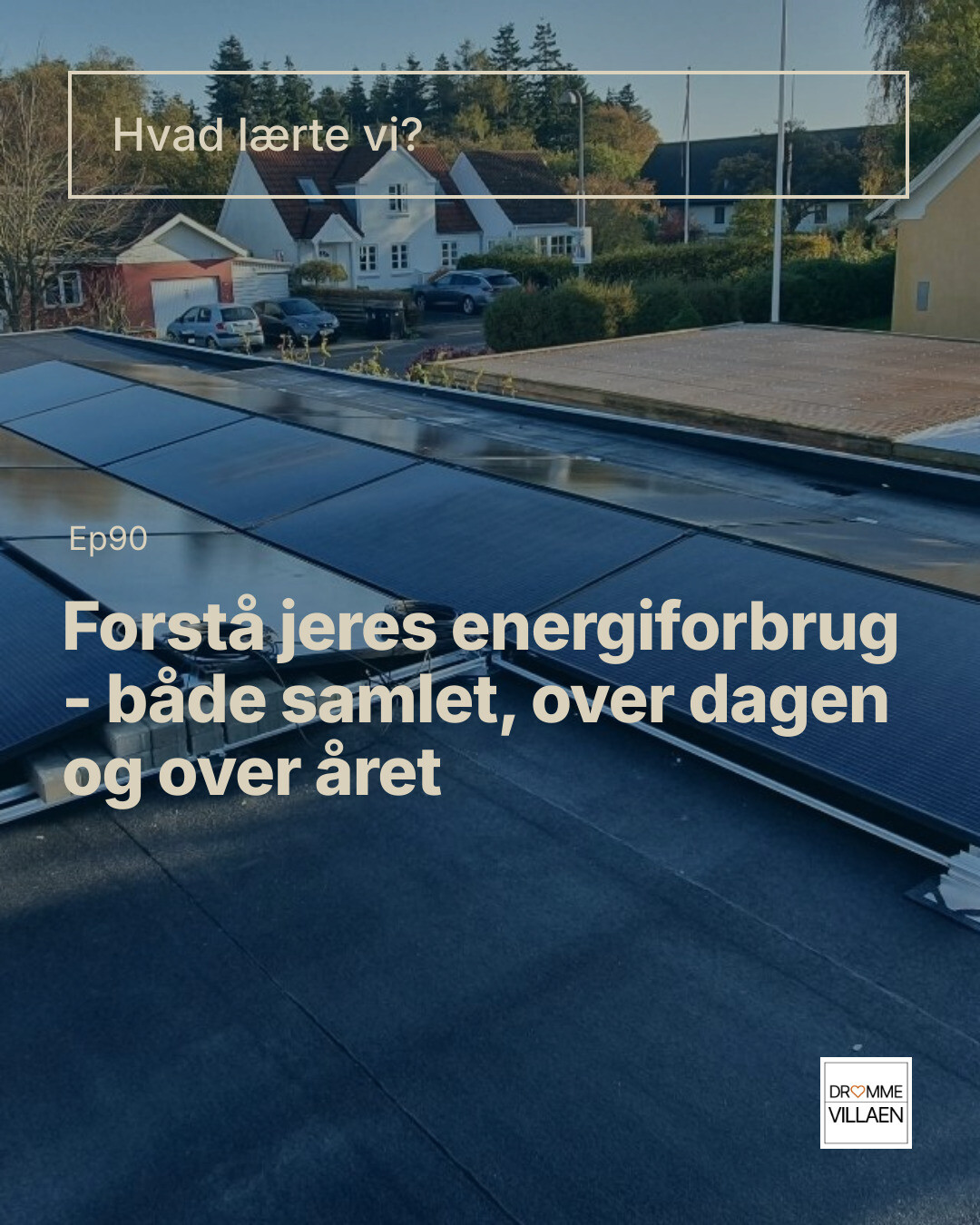 Solpaneler på hustag i villakvarter med teksten: “Hvad lærte vi?” og “Forstå jeres energiforbrug”.