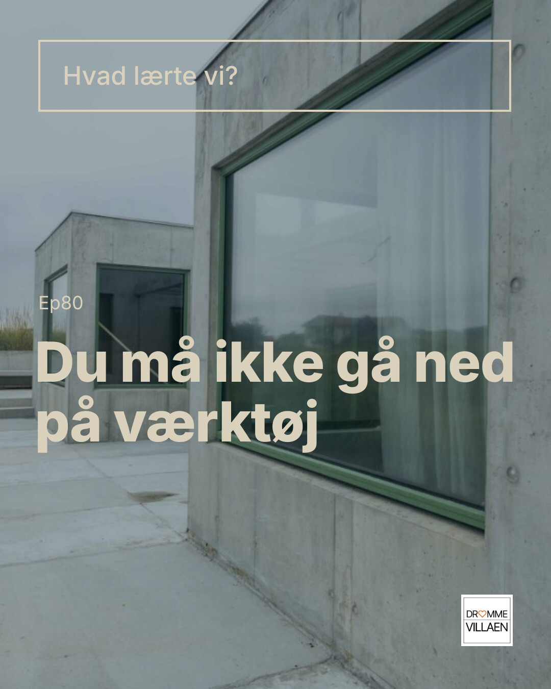 Tekstgrafik: “Hvad lærte vi? Ep80: Du må ikke gå ned på værktøj” over moderne betonbygning med store vinduer.