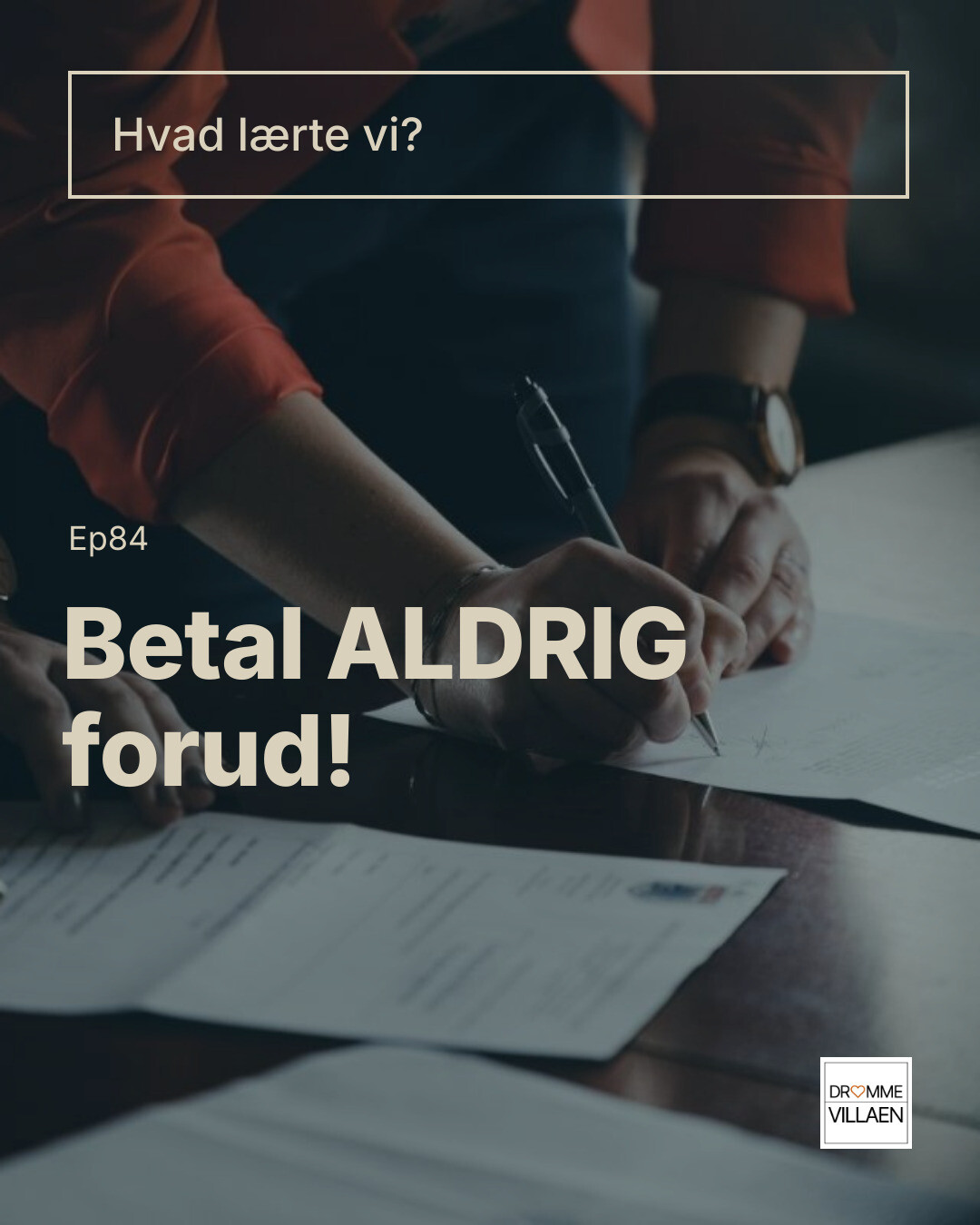 Person skriver under på papirarbejde ved et bord. Tekst: “Hvad lærte vi? Ep84 Betal ALDRIG forud!”