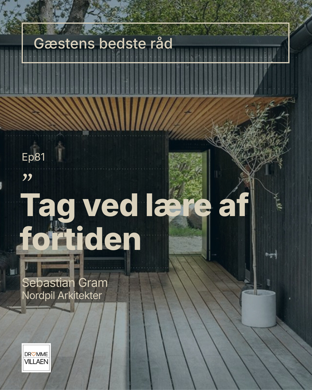 Moderne træterrasse med sort facade, bord og krukket træ; tekst: “Gæstens bedste råd – Tag ved lære af fortiden”.