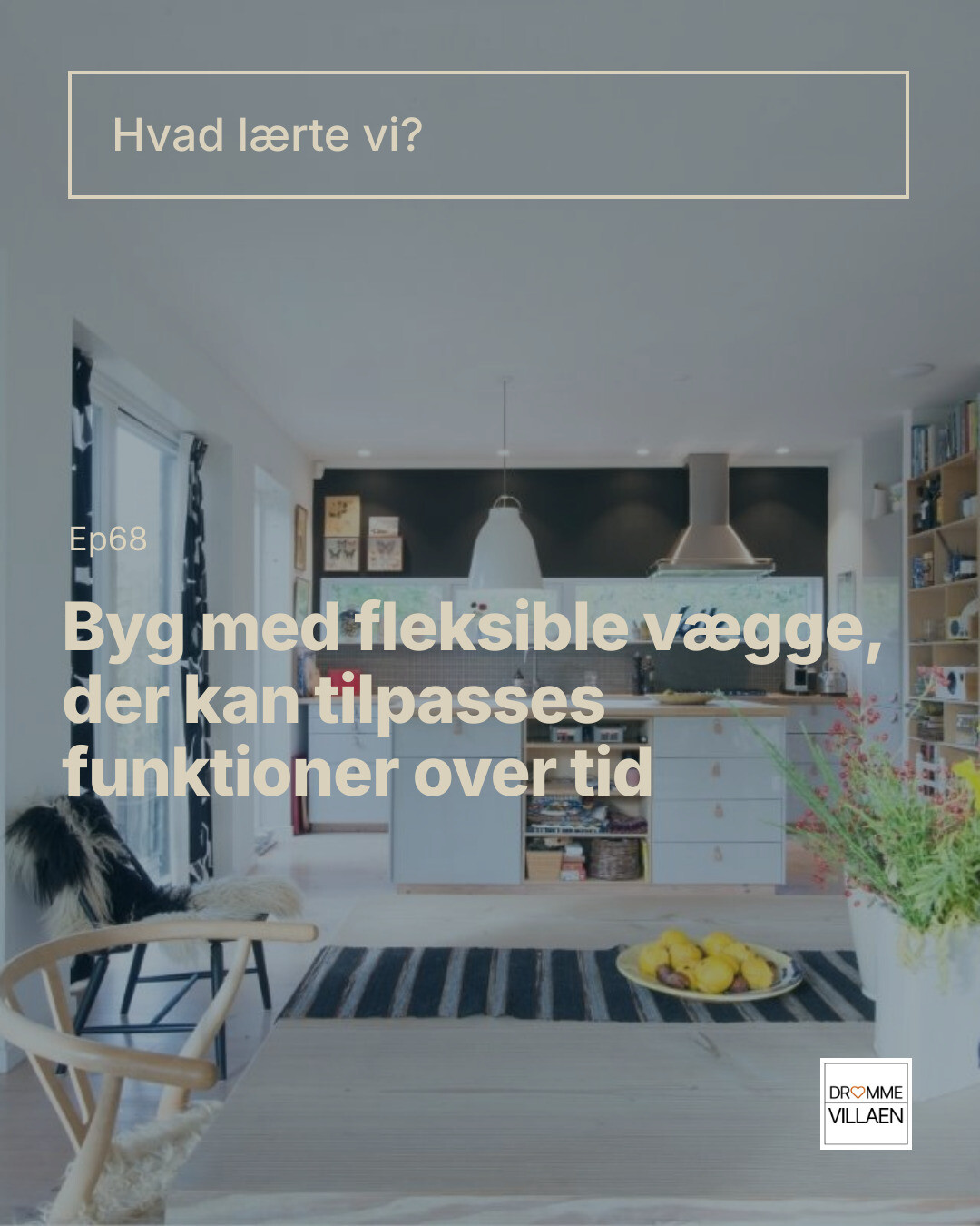 Tekst: “Hvad lærte vi? Byg med fleksible vægge, der kan tilpasses funktioner over tid.” Moderne køkken i baggrunden.