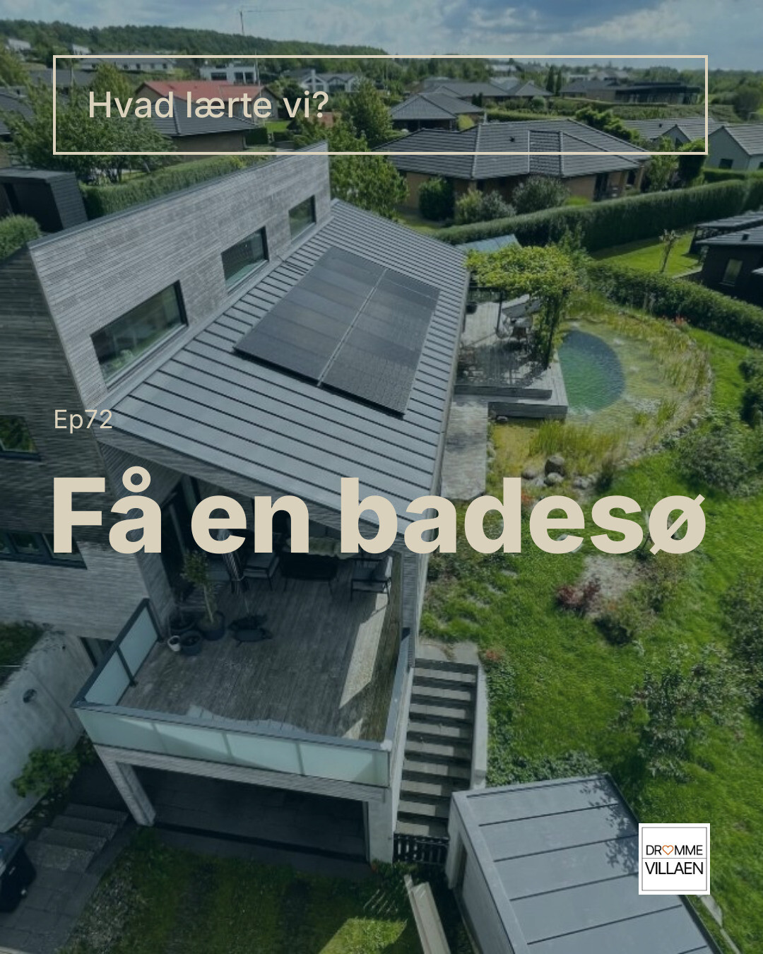 Luftfoto af hus med solceller og have med lille bade-sø; tekst: “Hvad lærte vi? Få en badesø (Ep72)”.
