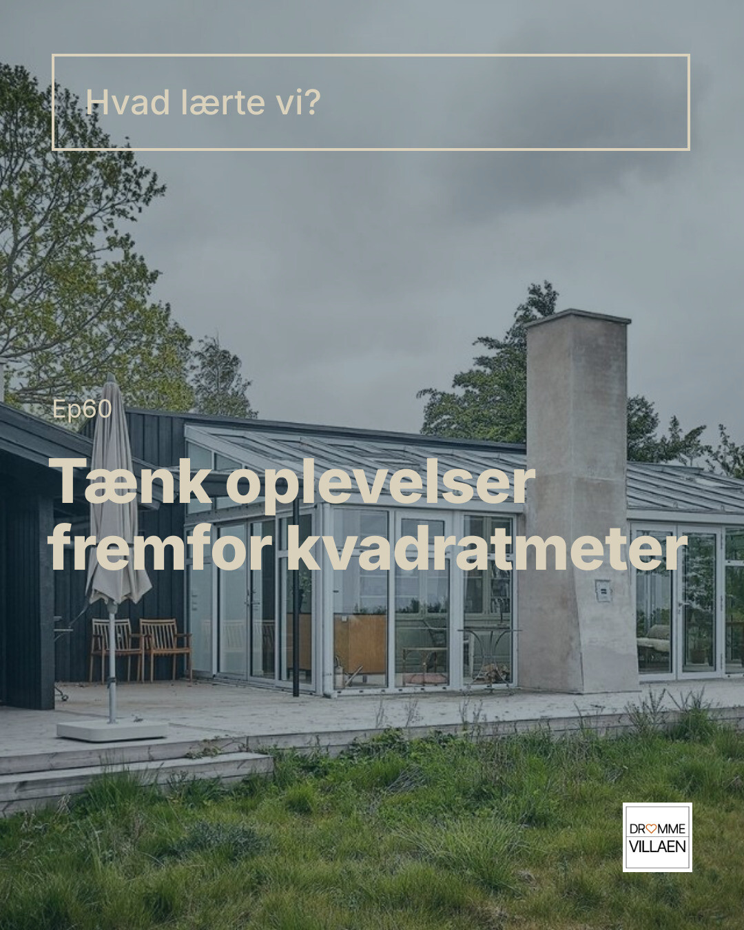 Moderne sommerhus med glasfacade og terrasse; tekst: “Hvad lærte vi? Ep60 Tænk oplevelser fremfor kvadratmeter”.
