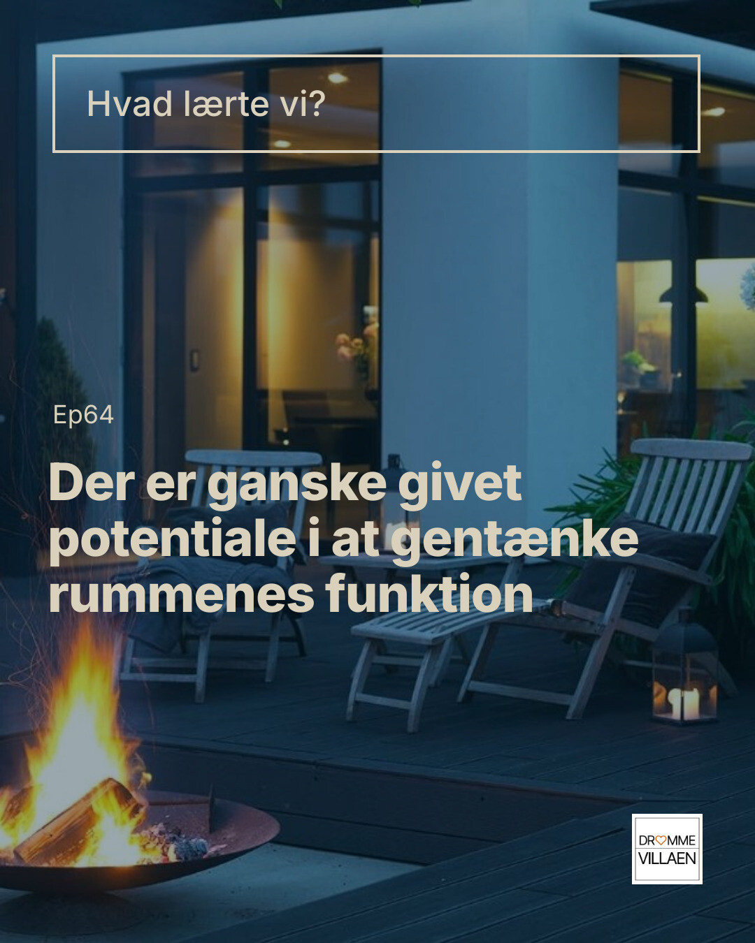 Terrasse ved villa i aftenskumring med havestole og bål. Tekst: “Hvad lærte vi? … gentænke rummenes funktion”.