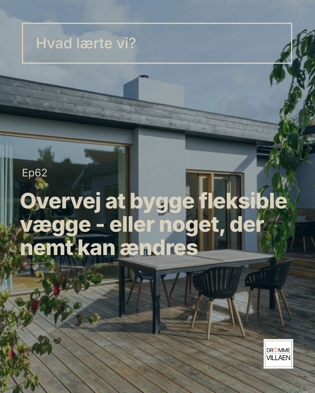 Moderne hus med træterrasse og havemøbler; tekst: “Hvad lærte vi? Overvej at bygge fleksible vægge”.