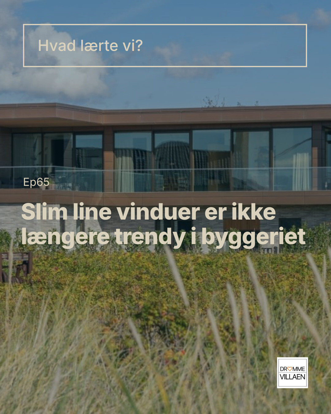 Moderne hus med store vinduer og balkon. Tekst: “Slim line vinduer er ikke længere trendy i byggeriet” (Ep65).