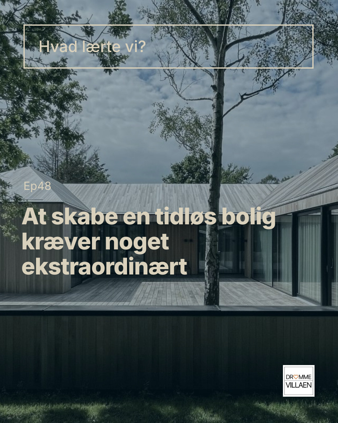 Moderne træhus med gårdrum og træ i midten, med tekst om at skabe en tidløs bolig.
