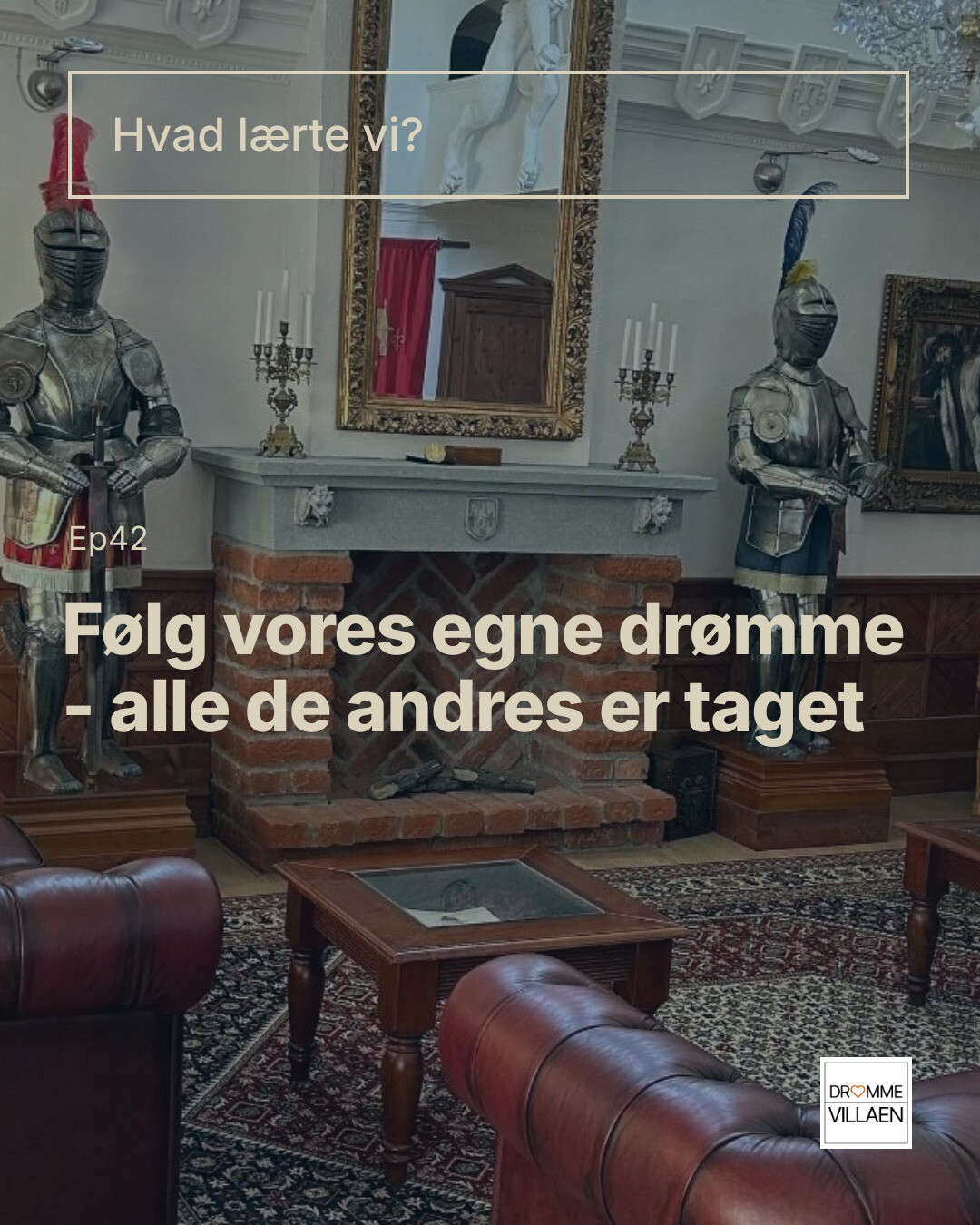 Herreværelse med pejs og to rustningsklædte riddere; tekst: “Hvad lærte vi? Følg vores egne drømme…”