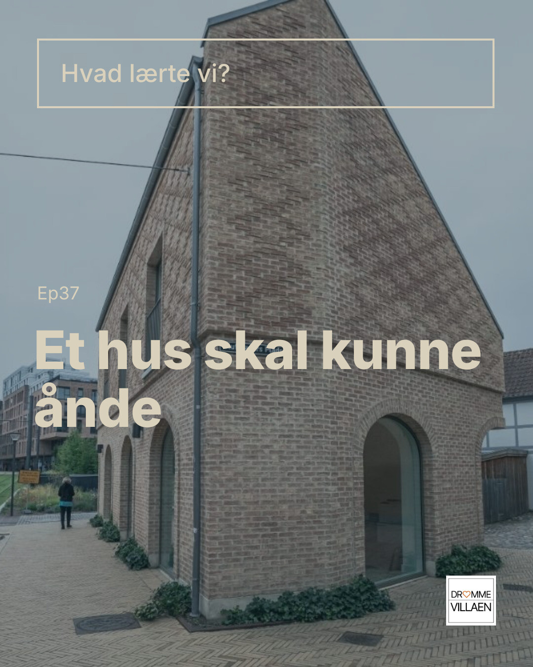 Murstenshus på gadehjørne med store buede døråbninger. Tekst: “Hvad lærte vi? Ep37 Et hus skal kunne ånde”.