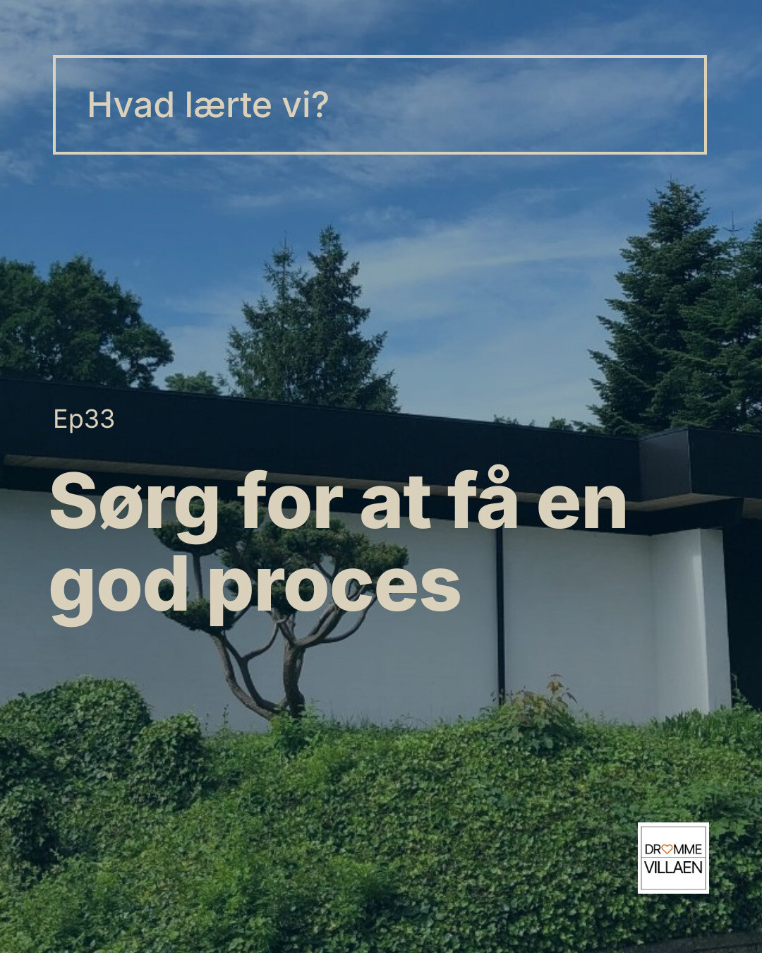 Tekstslide: “Hvad lærte vi? Ep33 – Sørg for at få en god proces” over hus og grøn hæk.