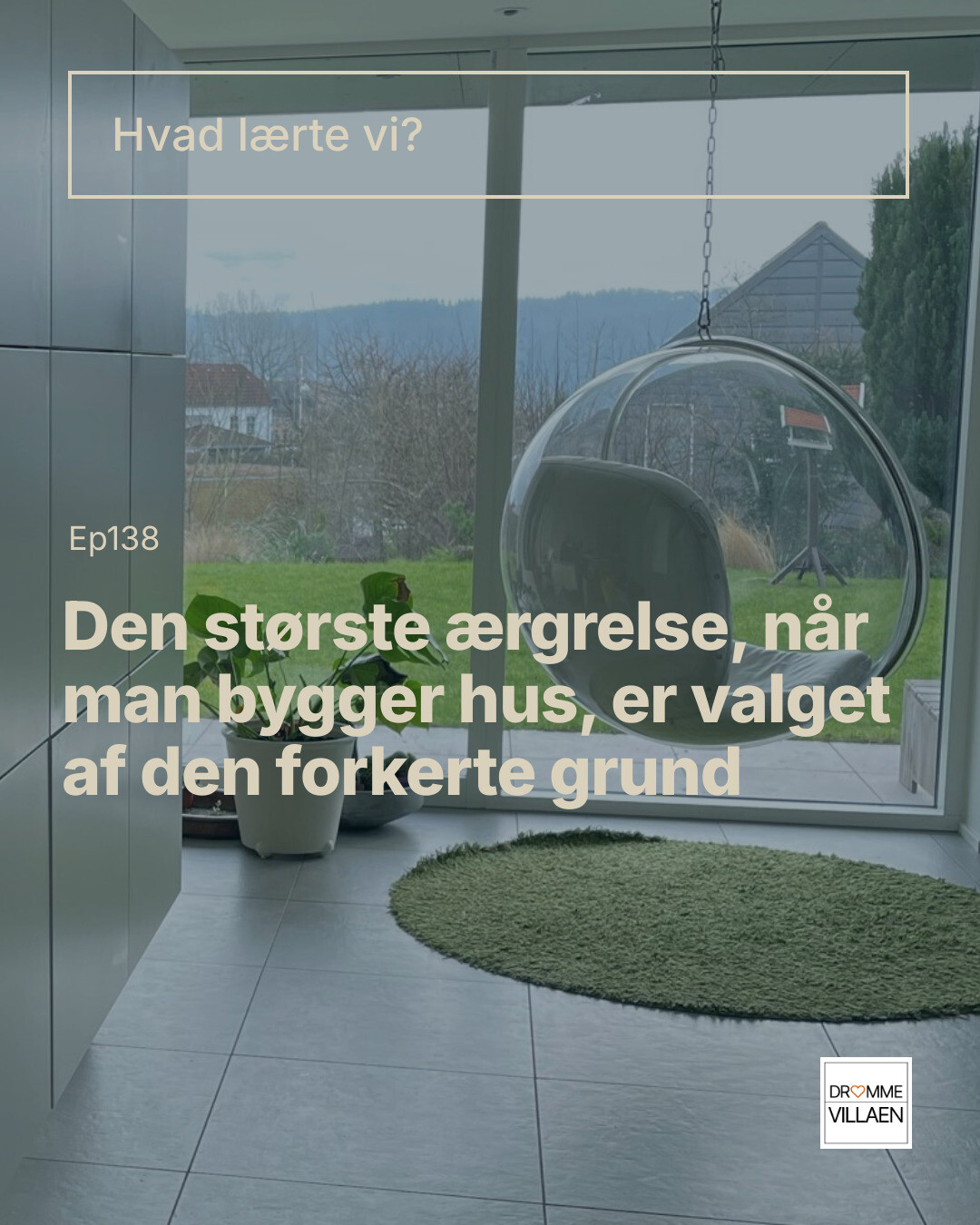 Hængestol i stue foran store vinduer med udsigt til have; tekst om at vælge forkert grund ved husbyggeri.