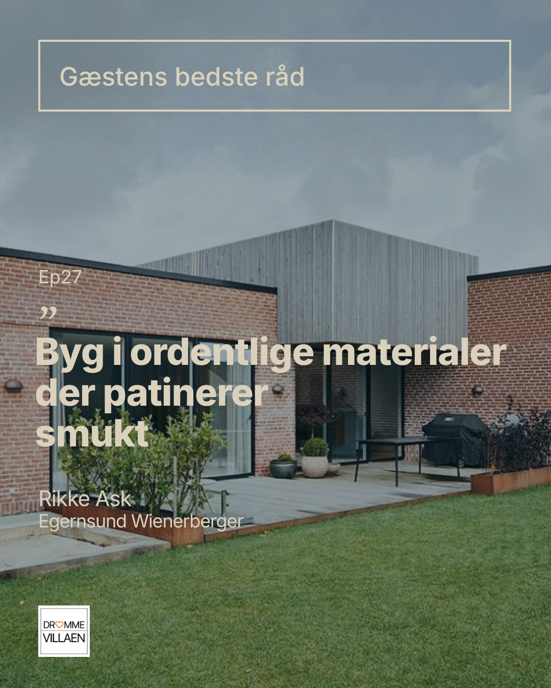 Moderne hus med mursten og træbeklædning ved terrasse og græsplæne. Tekst: “Byg i ordentlige materialer der patinerer smukt”.