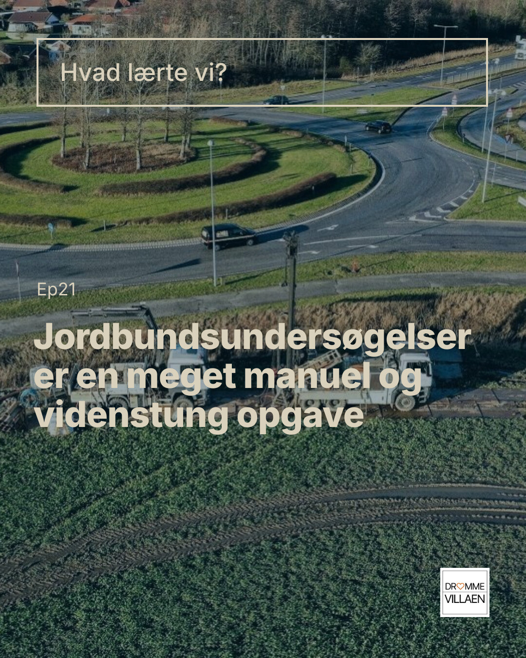 Gravemaskine og lastbil ved grøft nær rundkørsel. Tekst: “Hvad lærte vi? Ep21 Jordbundsundersøgelser er en meget manuel og videnstung opgave”.