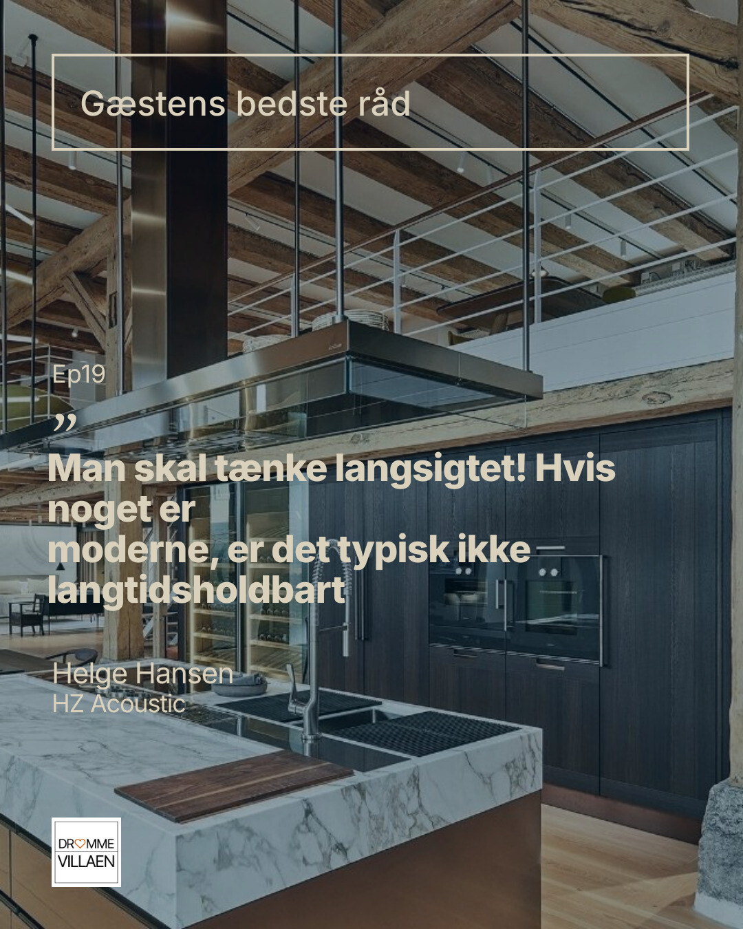 Moderne køkken med stort køkkenø og træbjælker, overlagt med citat og navn: Helge Hansen, HZ Acoustic.