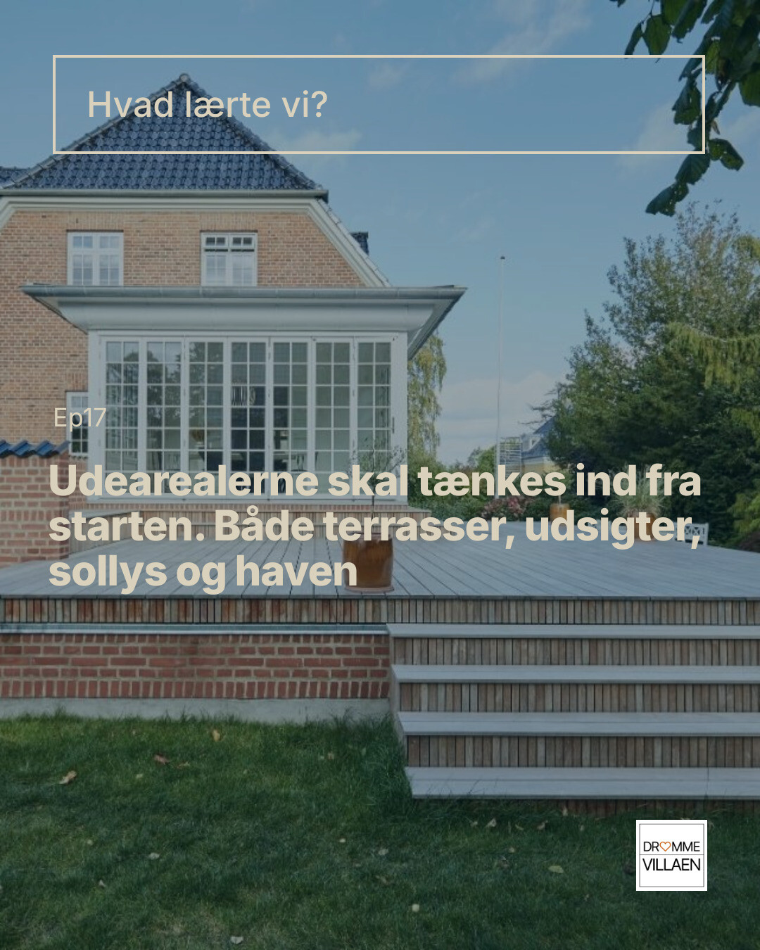 Ny terrasse med trappe foran murstensvilla; tekst om at tænke udearealer ind fra starten.
