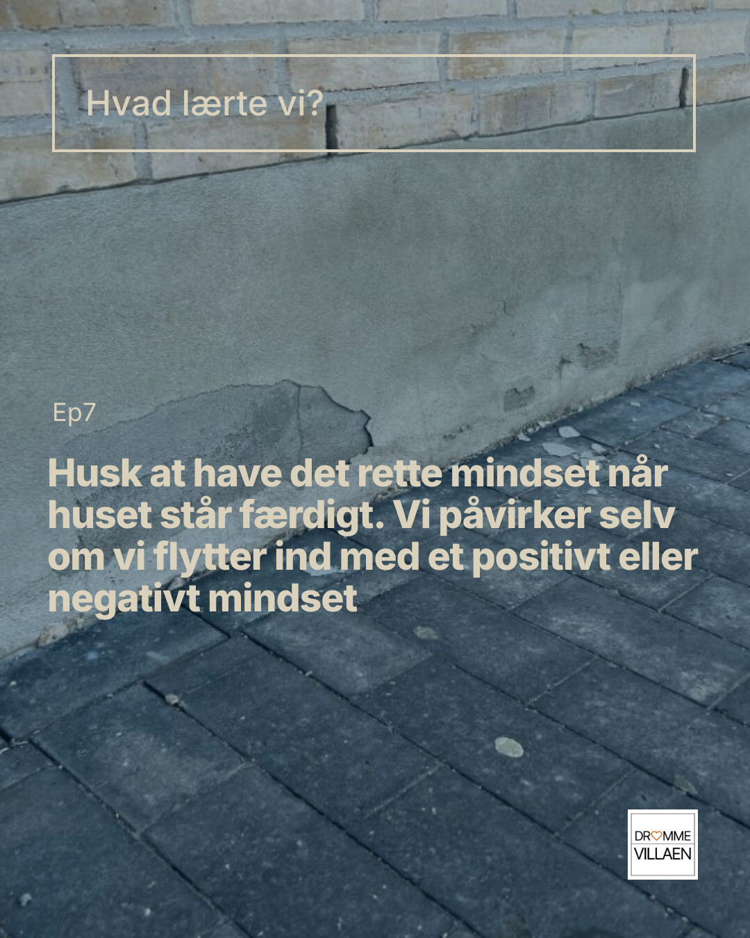 Revnet sokkel på hus med tekst om mindset ved færdigt byggeri (Ep7) og Drømmevillaen-logo.