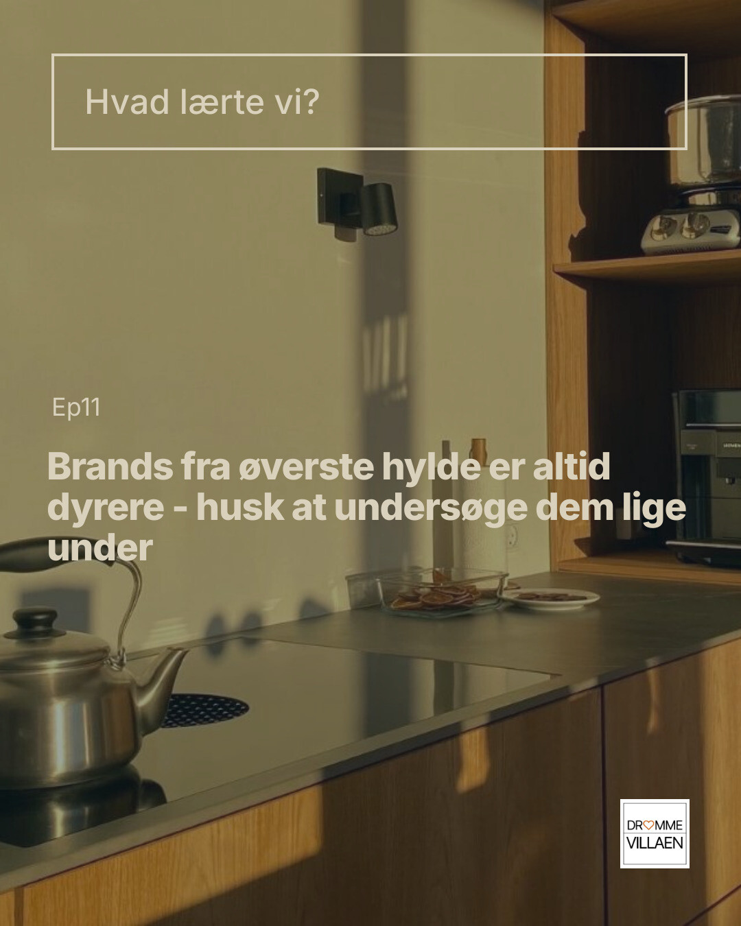 Solbeskinnet køkkenbord med kedel og skål med snacks. Tekst: “Brands fra øverste hylde er altid dyrere – undersøg dem lige under”.