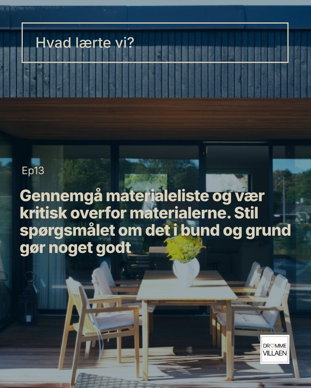Slide med teksten “Hvad lærte vi?” og råd om at gennemgå materialelisten kritisk, over en terrasse med bord og stole.