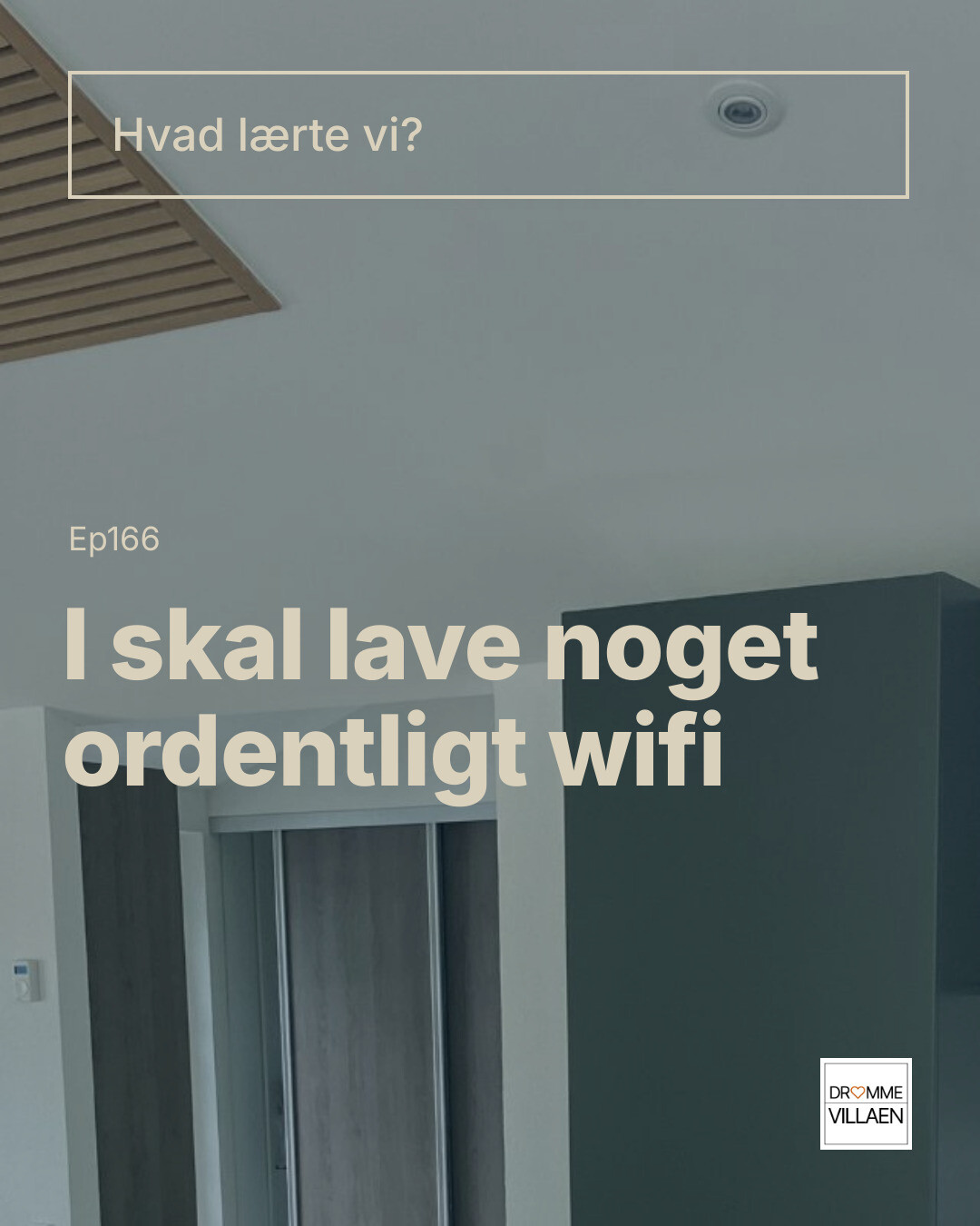 Titelgrafik: “Hvad lærte vi? Ep166 – I skal lave noget ordentligt wifi” over udsnit af moderne rum med skabe.