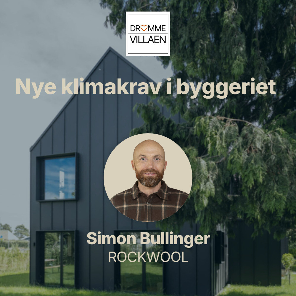 Podcastcover: “Nye klimakrav i byggeriet” fra Drømmevillaen, med Simon Bullinger foran et moderne hus.
