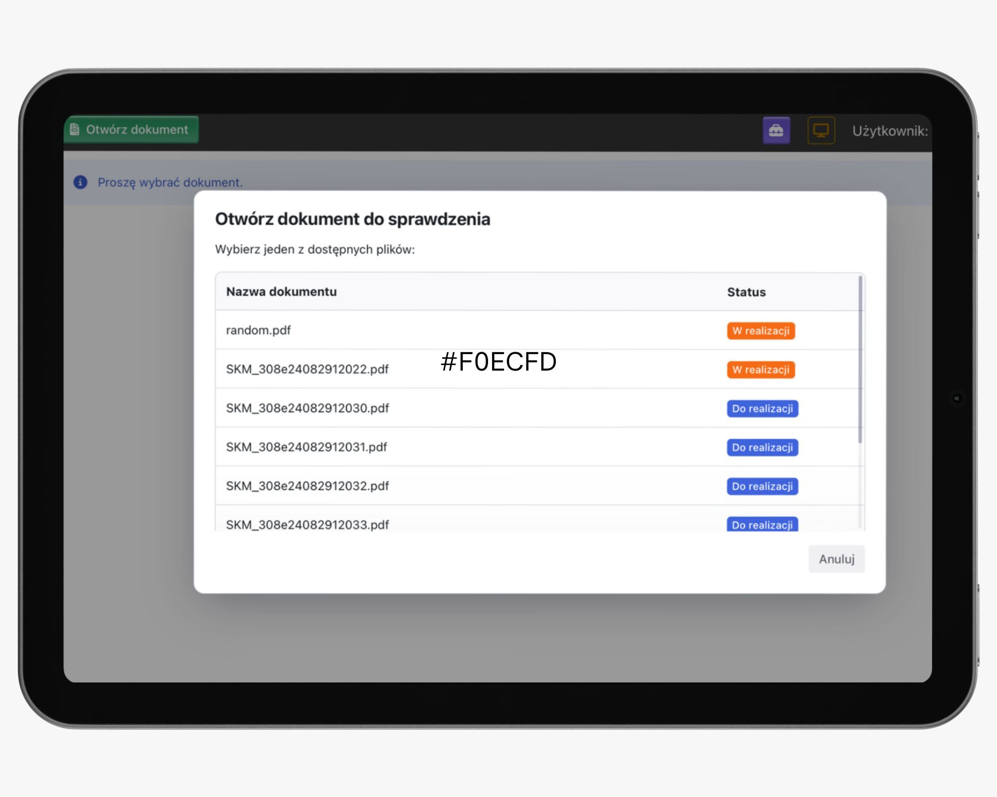 Mężczyzna w garniturze pracujący na laptopie w nowoczesnym biurze, trzymający smartfon. Profesjonalna praca biurowa, biznes, nowoczesne technologie, produktywność.