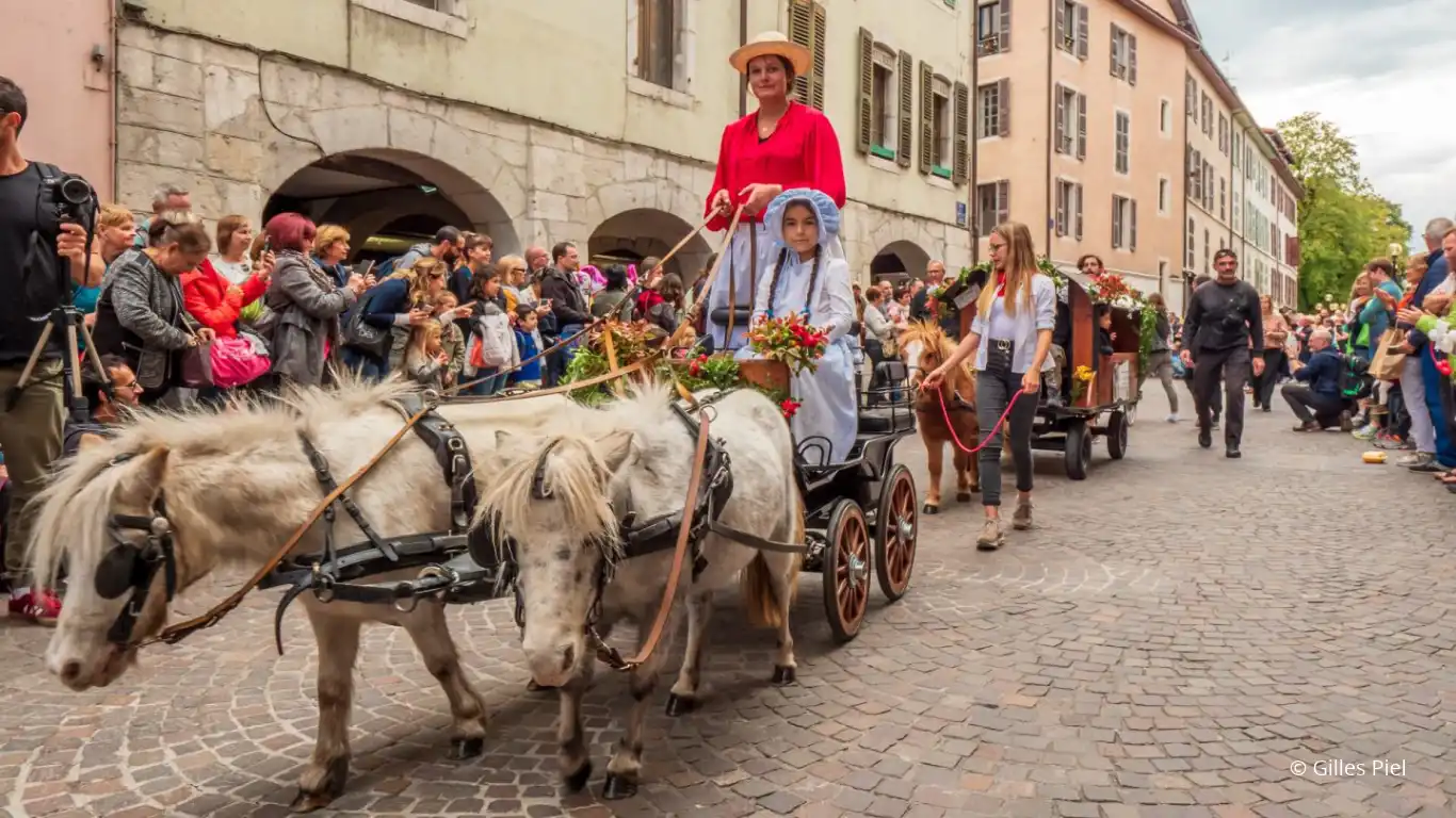 Defilé lors du retour des alpages à Annecy