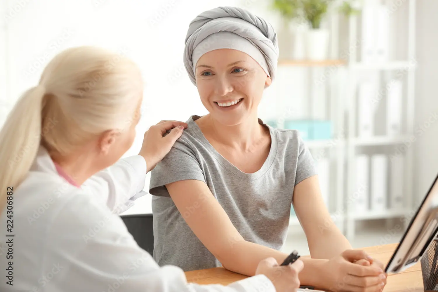 Frau nach Chemotherapie beim Arztbesuch im Krankenhaus