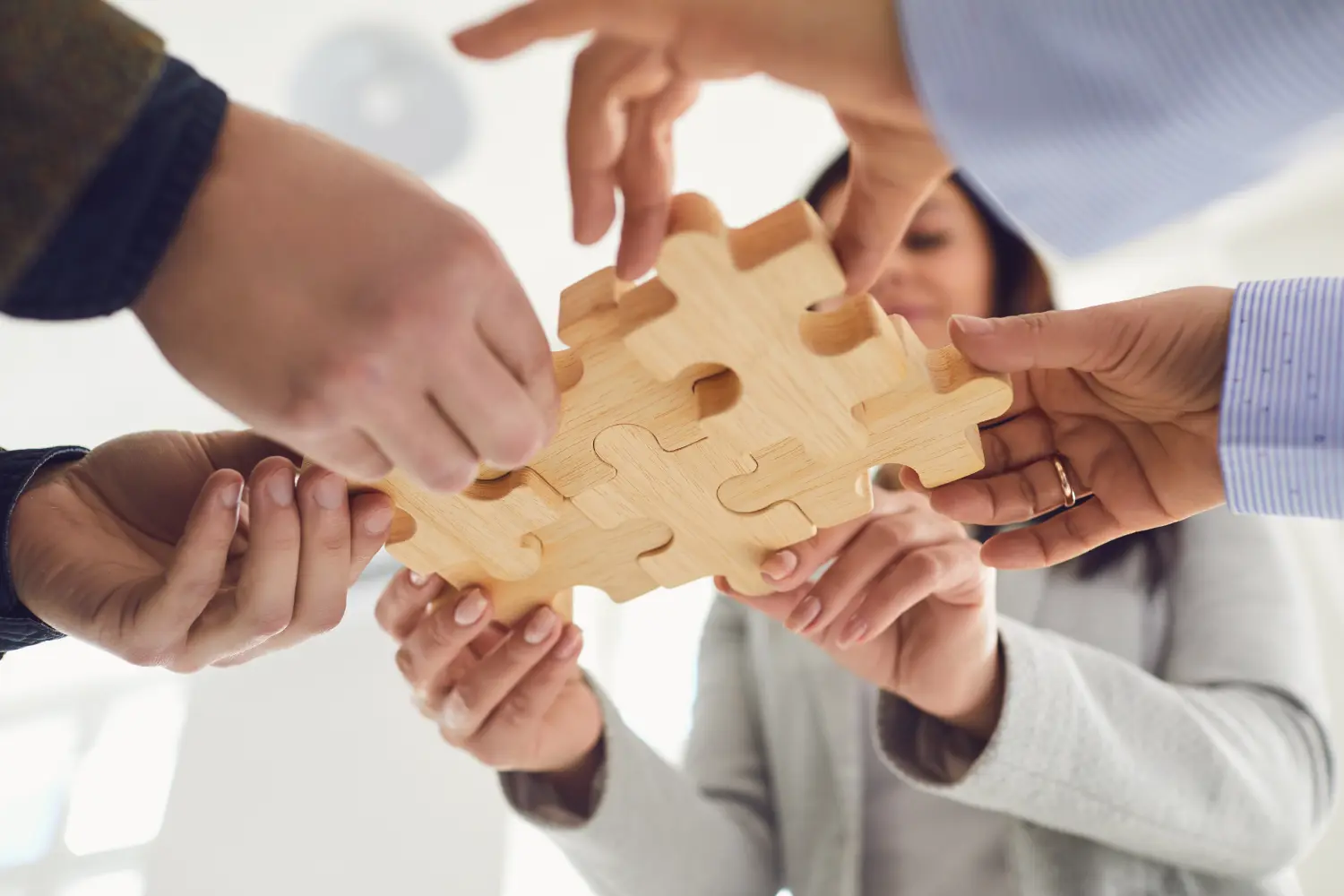 Mitarbeiter des Unternehmens spielen Spiele und fügen Puzzleteile während einer Teambuilding-Aktivität zusammen