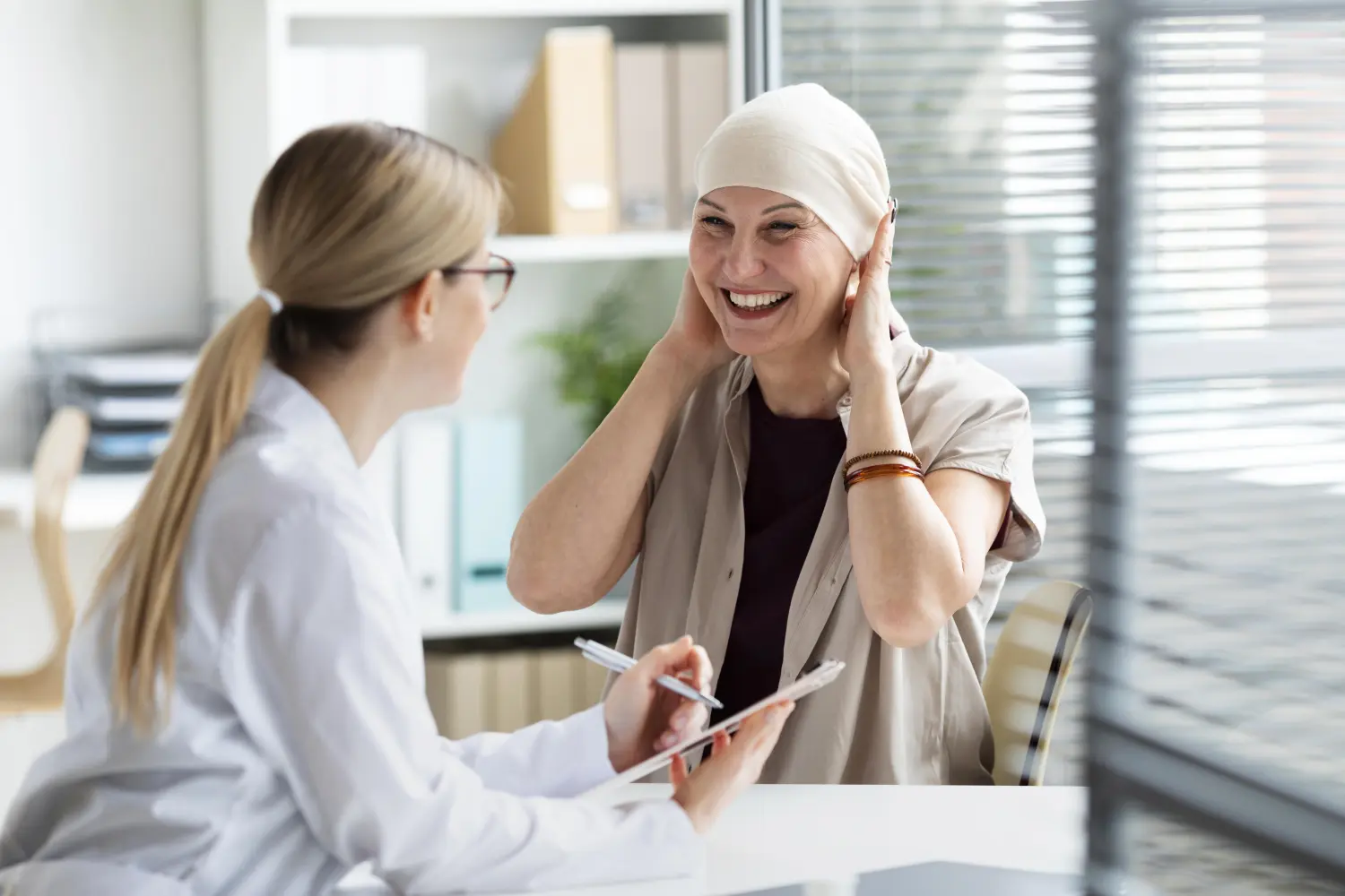 Frau nach Chemotherapie beim Arztbesuch im Krankenhaus