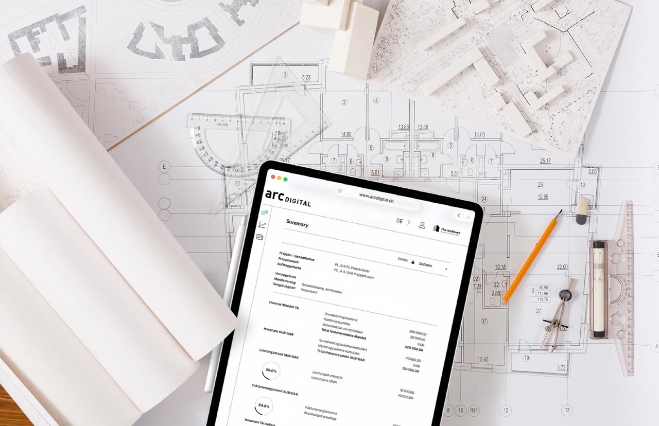 Tablet mit einer Zusammenfassung von Bauprojektdaten liegt auf einem Architektenplan mit gezeichneten Gebäuden, daneben mehrere Architekturmodelle, ein Bleistift und Zeichenwerkzeuge.