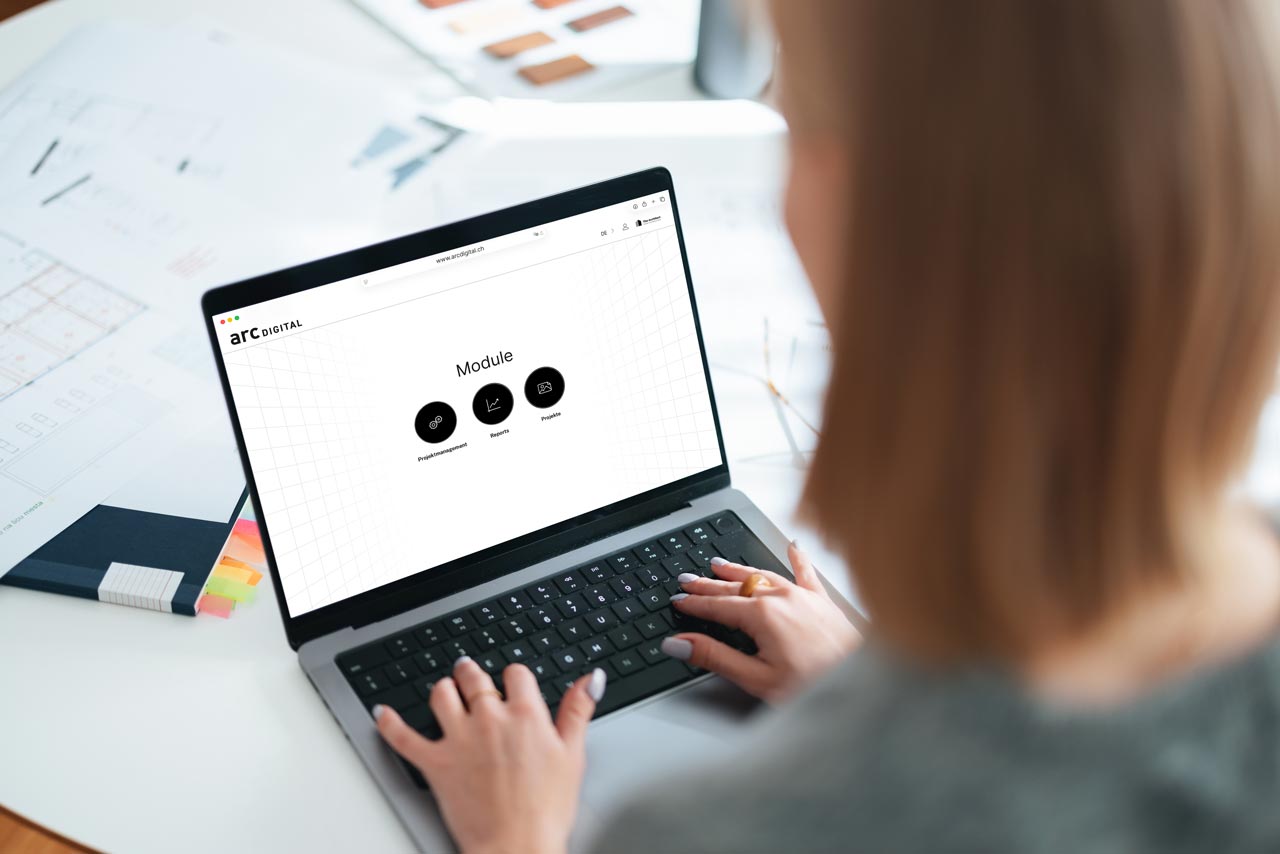 Person arbeitet an einem Laptop mit einer Webseite, die Module für Projektmanagement, Berichte und Projekte anzeigt.