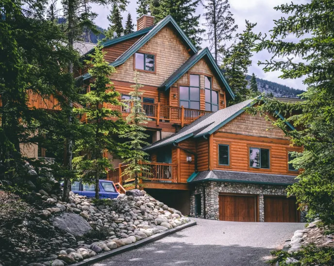 Screeney view of an house in mountains