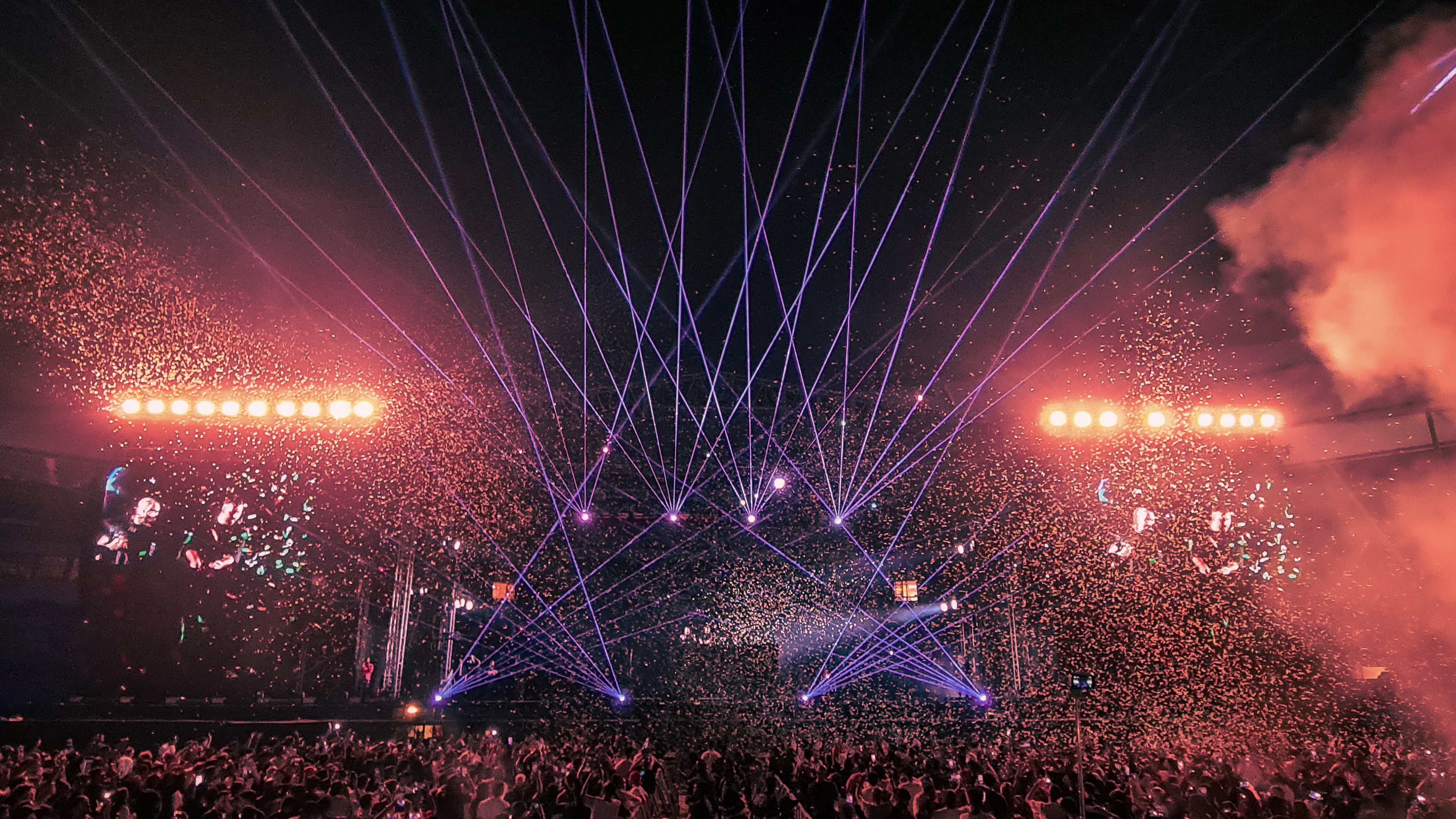 Laser fans with confetti over the festival crowd, Jeddah Season - Ingresso