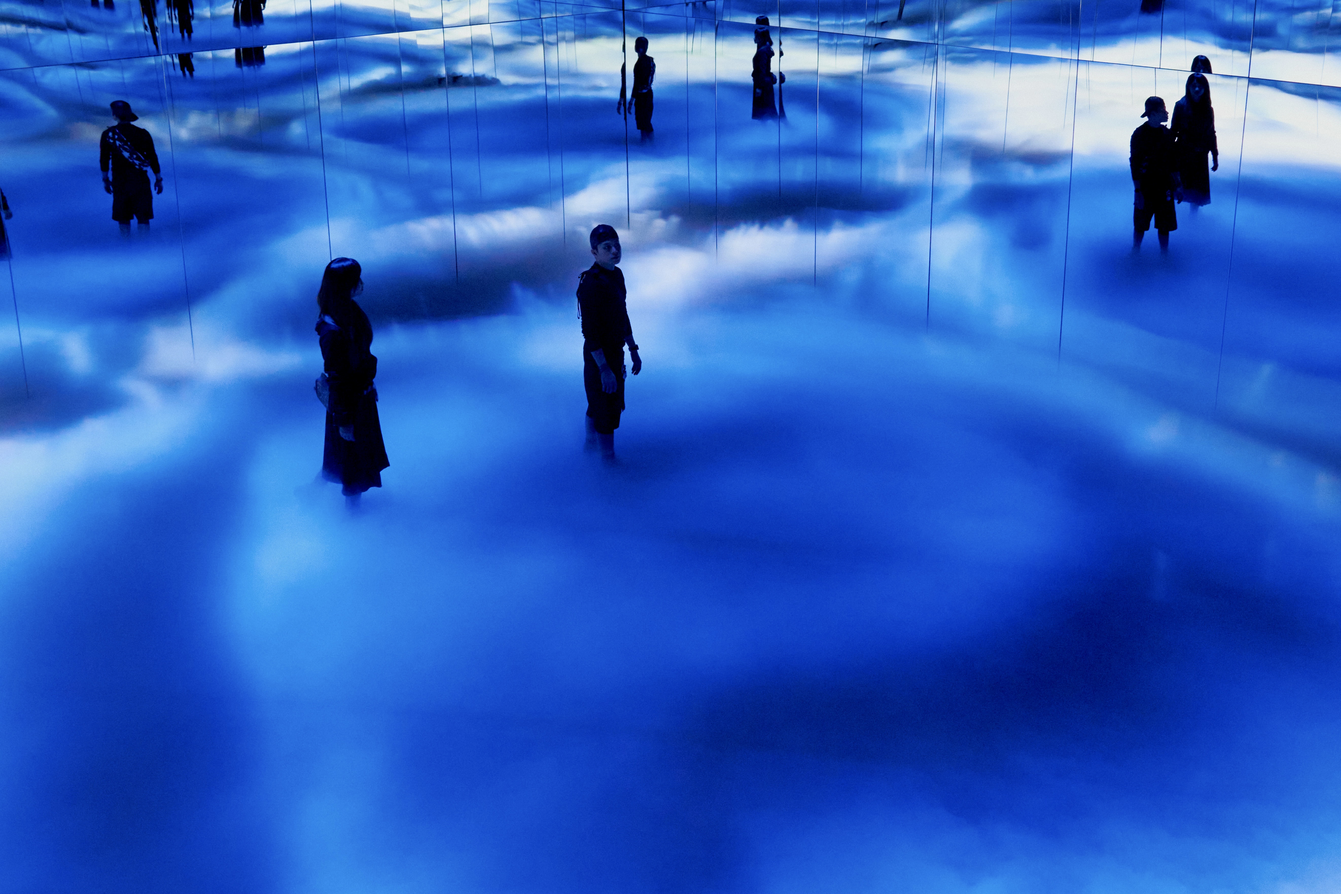 Projection-mapped floor turned into a glowing lake for EXPO 2020