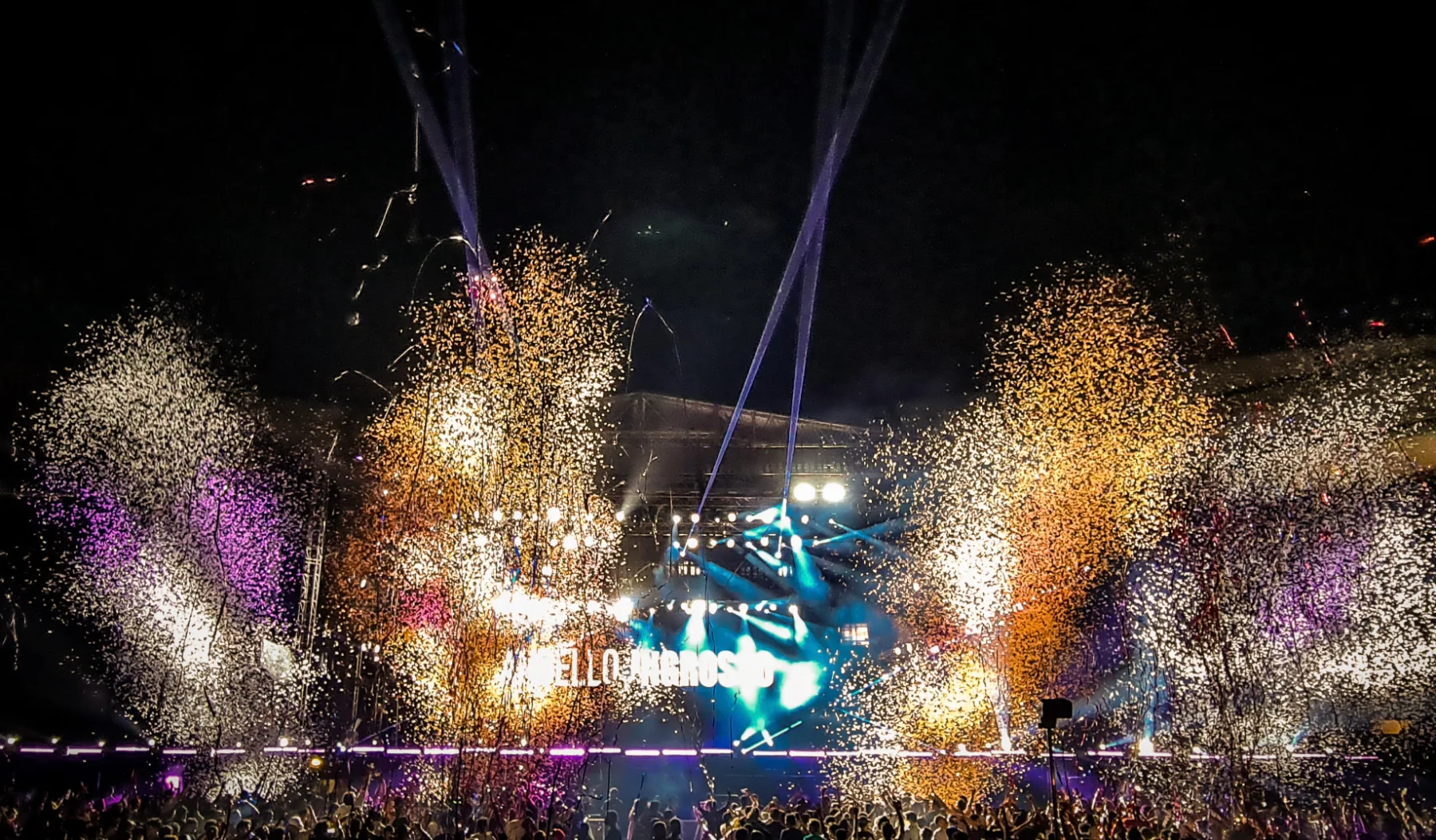 Gold confetti and flames on the festival stage, Jeddah Season - Ingresso