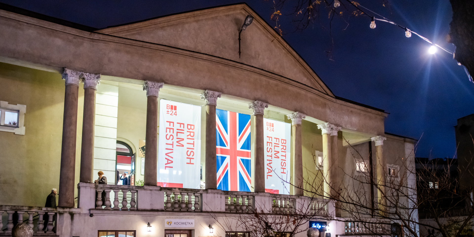 Zdjęcie kina przystrojonego flagami festiwalu i Wielkiej Brytanii.