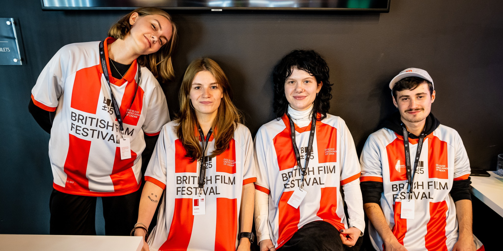 Wolontariusze w koszulkach.