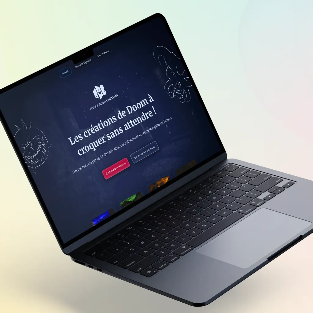 Ordinateur portable affichant une page web French Doom Croissant avec le slogan « Les créations de Doom à croquer sans attendre ! » et deux boutons pour explorer les créations ou découvrir les créateurs.