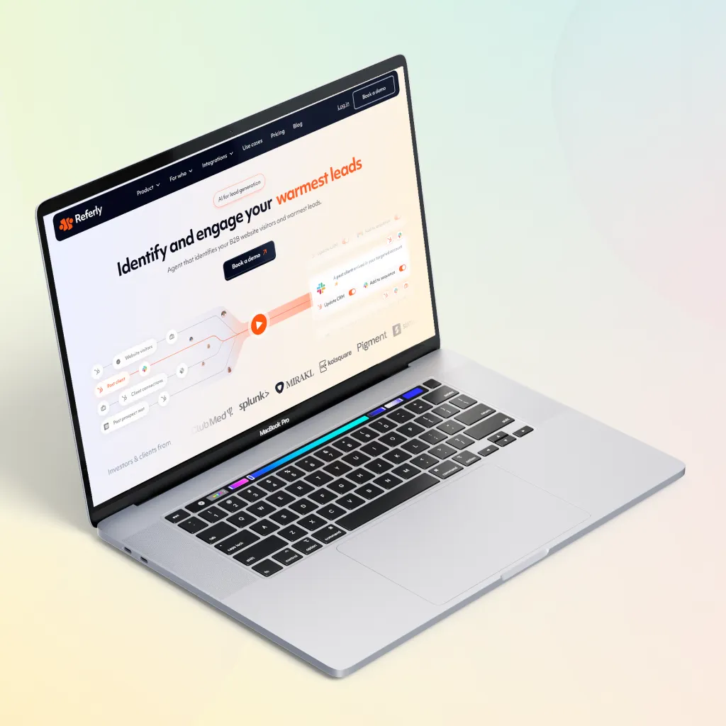 Ordinateur portable MacBook Pro affichant une page web Referly pour l'identification et l'engagement des prospects les plus chauds.