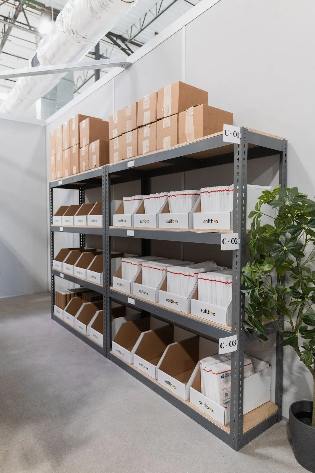 Vertical storage unit with stored products 